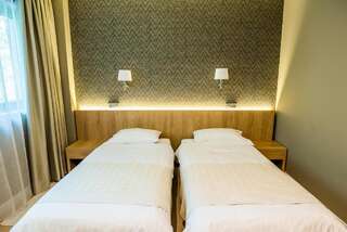 Отель Hotel Sunny Hill Клуж-Напока Стандартный двухместный номер с 2 отдельными кроватями-1